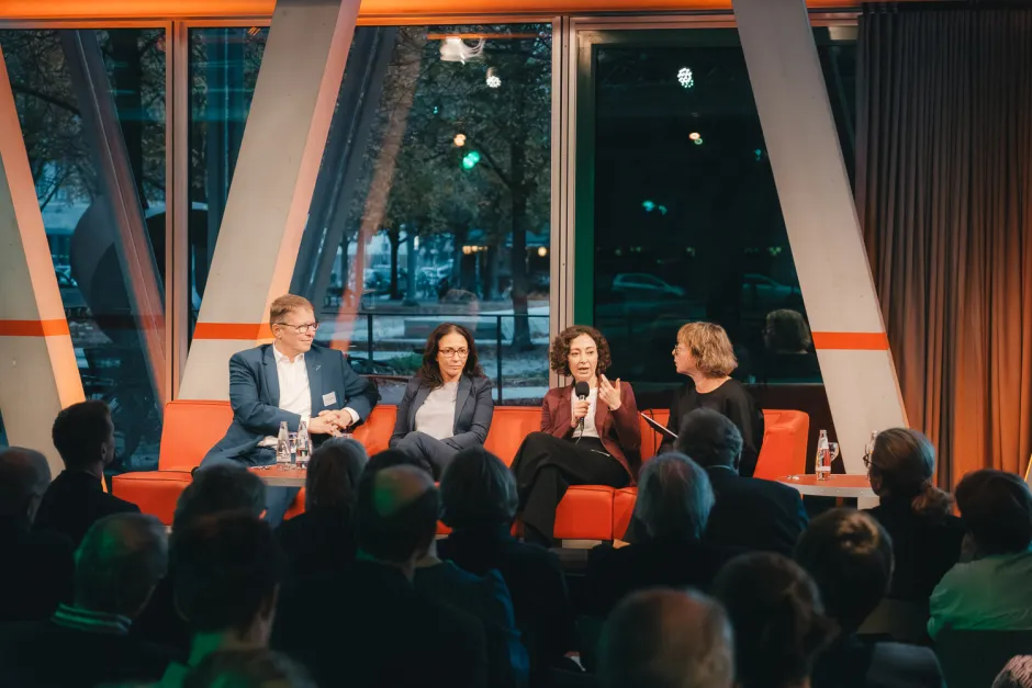 Jörg-Andreas Krüger, Yasmin Fahimi, Ramona Pop und Hanna Gersmann auf dem Podium in der taz-Kantine